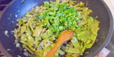 лобио из стручковой фасоли с яйцом по-грузински