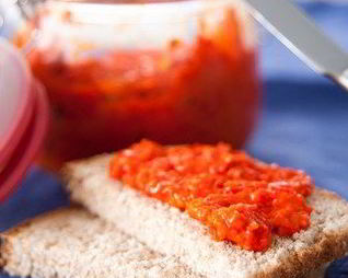 Постный спред из жареных перцев, семян подсолнуха и чили