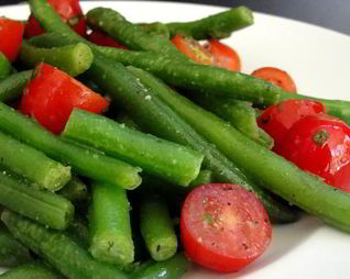 Стручковая фасоль с помидорами черри
