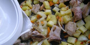 тушеная картошка со свининой