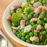 Рецепт Тушеного горошка с латуком, мятой, беконом и маленьким луком