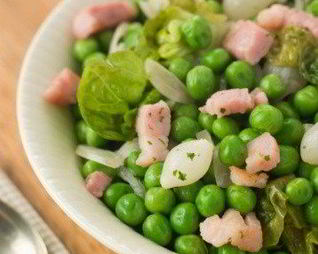 Тушеный горошек с латуком, мятой, беконом и маленьким луком