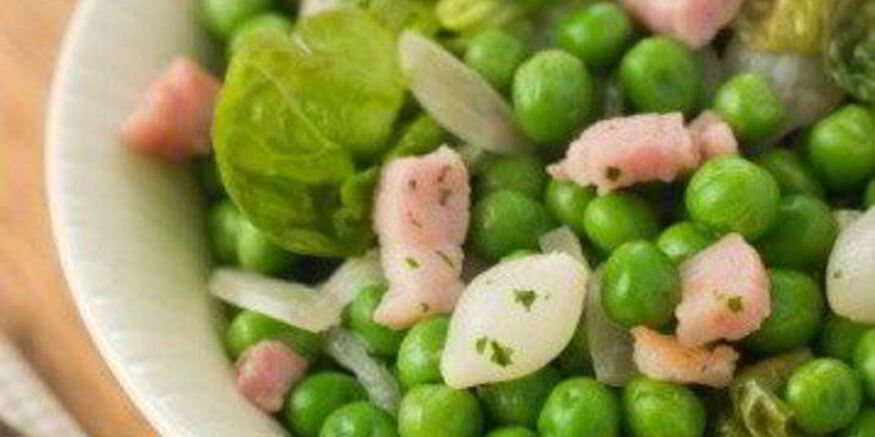 Рецепт тушеного горошка с латуком, мятой, беконом и маленьким луком