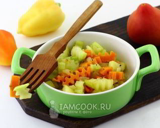 Тушеные кабачки с морковью и луком