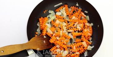 тушеные кабачки с морковью и луком