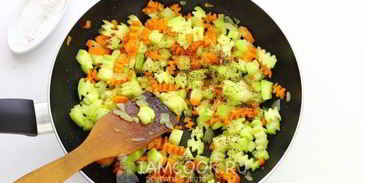 тушеные кабачки с морковью и луком