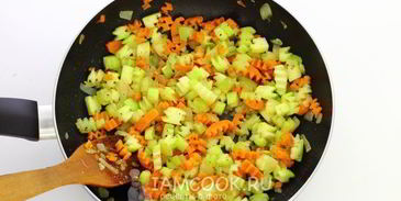 тушеные кабачки с морковью и луком