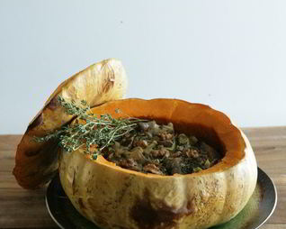 Запеченная тыква, фаршированная грибами и грецкими орехами