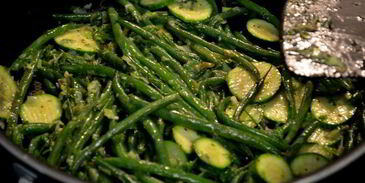 зеленая фасоль и цукини с соусом verte