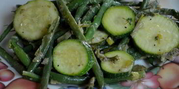зеленая фасоль и цукини с соусом verte