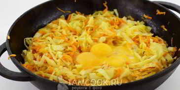 жареная капуста с яйцом