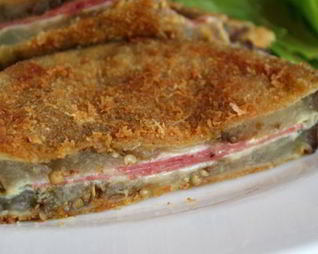 Жареные баклажаны с начинкой из салями и сыра