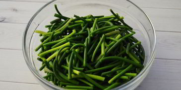 жареные чесночные стрелки