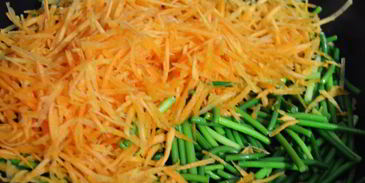 жареные чесночные стрелки