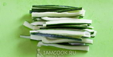 жареные огурцы с луком