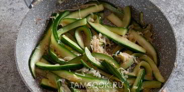 жареные огурцы с луком