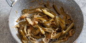 жареные огурцы с луком