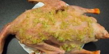 гусь с гречкой, грибами и печенью