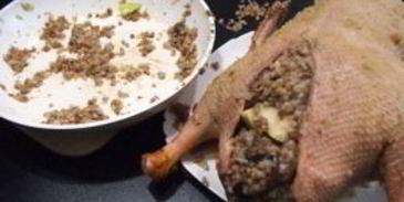 гусь с гречкой, грибами и печенью