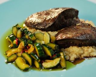 Индюшачья печенка с киноа и битыми огурцами