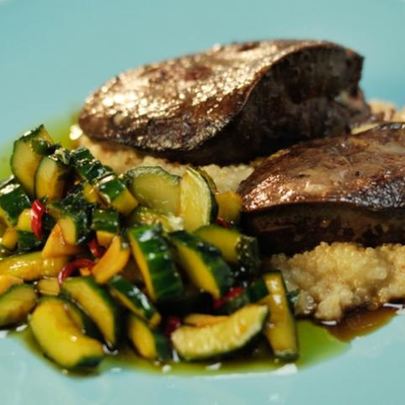 Индюшачья печенка с киноа и битыми огурцами