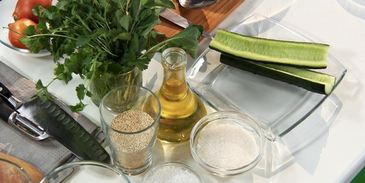 индюшачья печенка с киноа и битыми огурцами