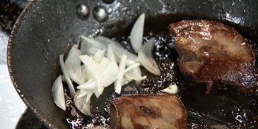 индюшачья печенка с киноа и битыми огурцами