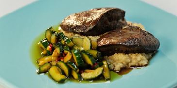 индюшачья печенка с киноа и битыми огурцами