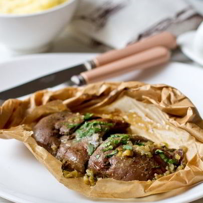 Кроличья печень с луком в конверте из пергамента