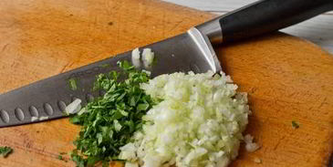 кроличья печень с луком в конверте из пергамента