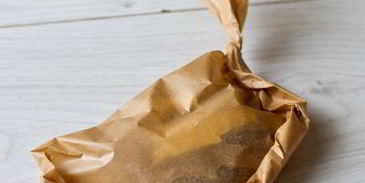 кроличья печень с луком в конверте из пергамента