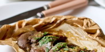 кроличья печень с луком в конверте из пергамента