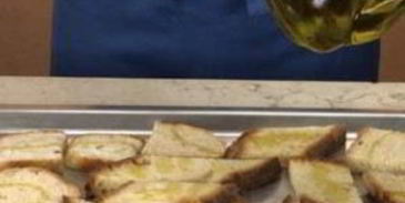 кростини с куриной печенью