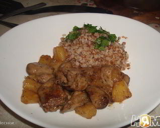 Куриная печень с ананасами и гречкой