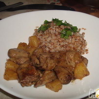 Куриная печень с ананасами и гречкой
