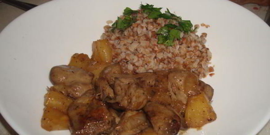 Рецепт куриной печени с ананасами и гречкой