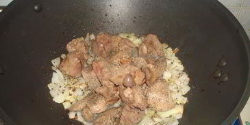 куриная печень с ананасами и гречкой