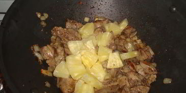 куриная печень с ананасами и гречкой