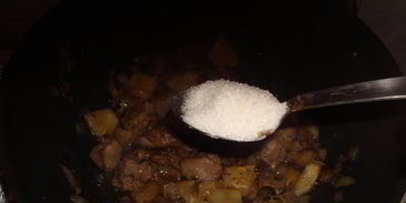 куриная печень с ананасами и гречкой