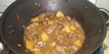 куриная печень с ананасами и гречкой