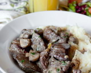 Куриная печень с грибами в сливочном соусе