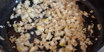 куриная печень с грибами в сливочном соусе