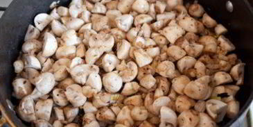 куриная печень с грибами в сливочном соусе