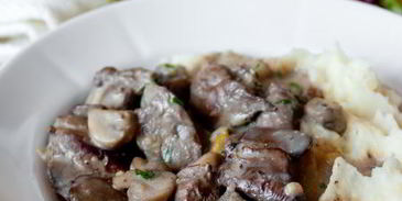 куриная печень с грибами в сливочном соусе