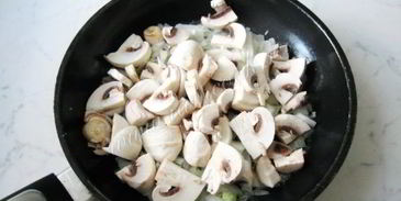 куриная печень с грибами в вине