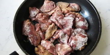 куриная печень с грибами в вине