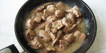 куриная печень с грибами в вине