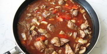 куриная печень с грибами в вине