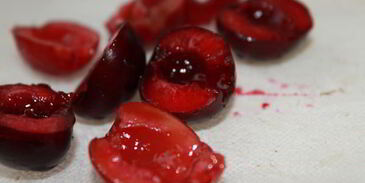 куриная печень с маринованной черешней