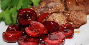 куриная печень с маринованной черешней